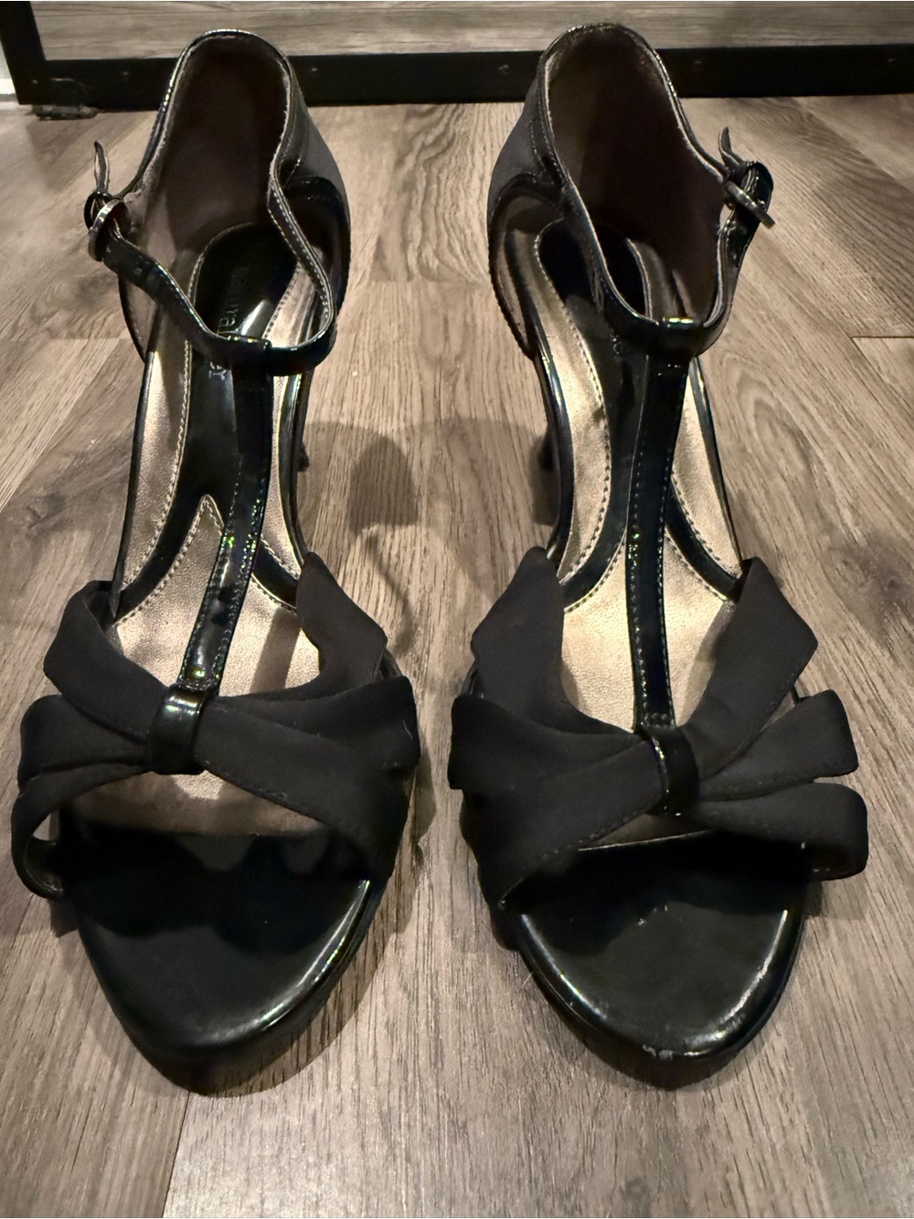 Women’s Naturalizer N5 Comfort Black T-Strap Peep Toe Heels Size: 6